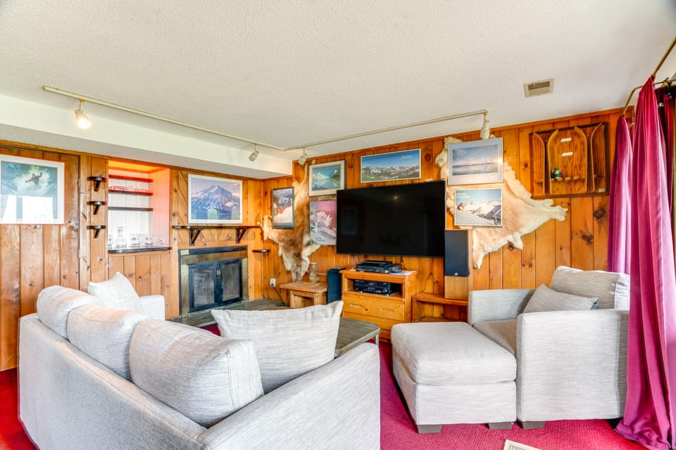 Ski-In/Ski-Out Wintergreen Resort Condo + Hot Tub! Apartment in Massies Mill