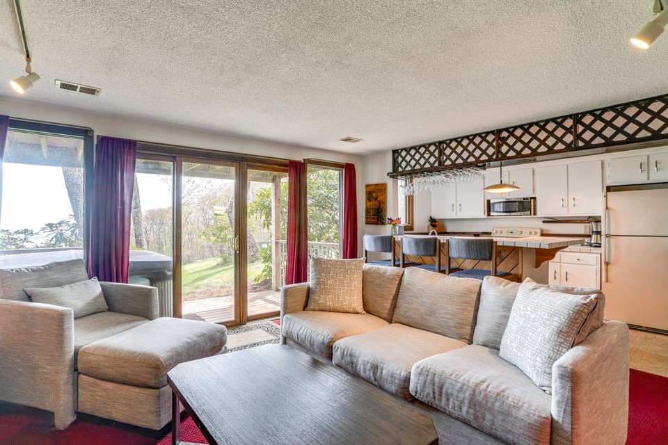 Ski-In/Ski-Out Wintergreen Resort Condo + Hot Tub! Apartment in Massies Mill