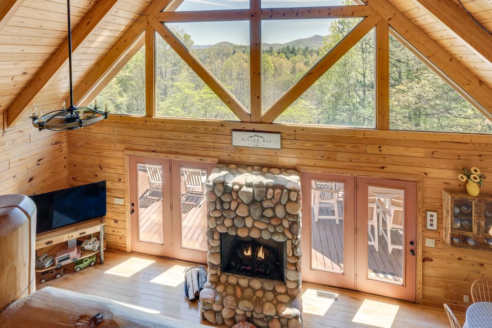 Stunning Views, Deck & Game Room: Warne Mtn Escape House in Tennessee