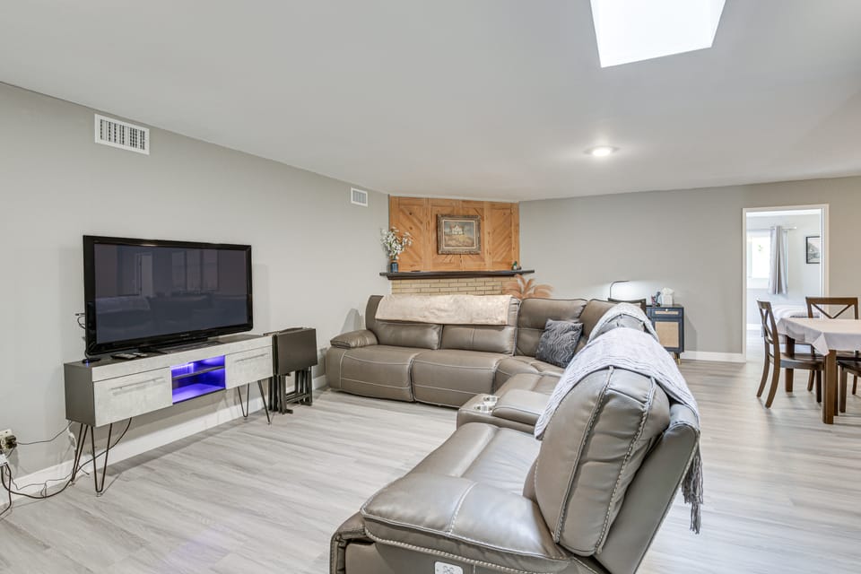 Fireplace, Hot Tub, Patio & BBQ: San Diego Home House in Spring Valley