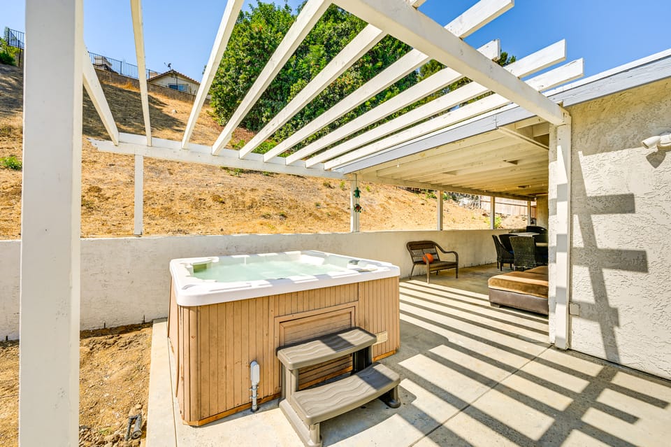 Fireplace, Hot Tub, Patio & BBQ: San Diego Home House in Spring Valley