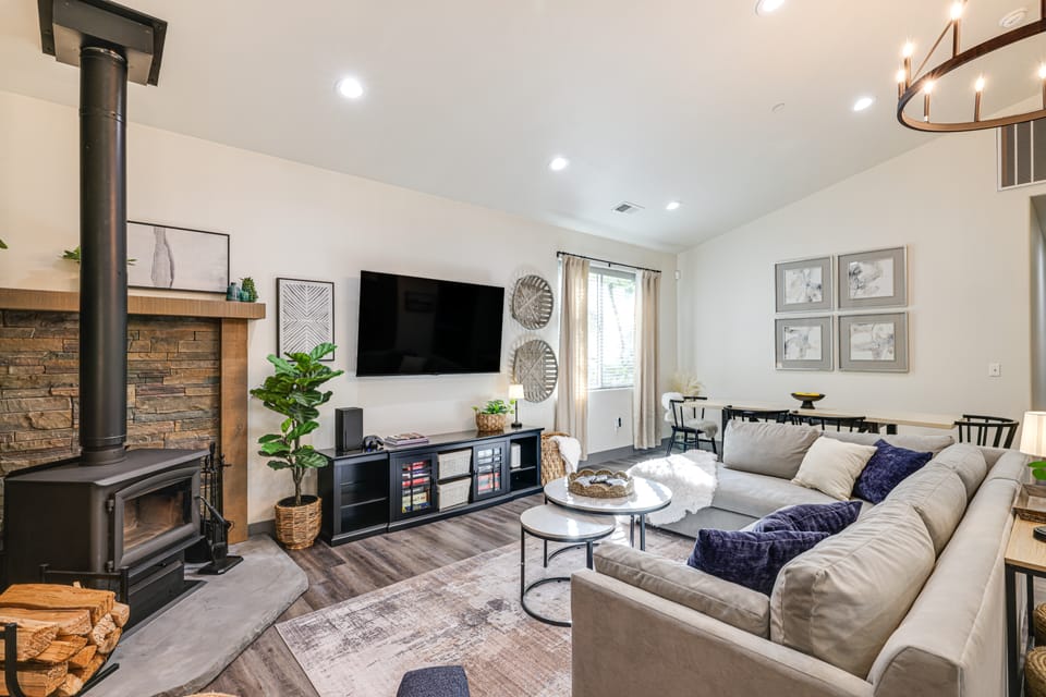 Game Room & Patio: Picturesque Home in Sonora House in Calaveras County