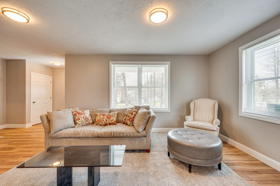 New Hampshire Abode w/ Mountain Views, Near Skiing Apartment in Tamworth