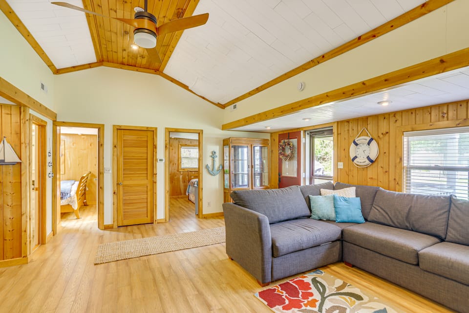 Waterfront Port Clinton Cottage w/ Fire Pit! Cottage in Lake Erie