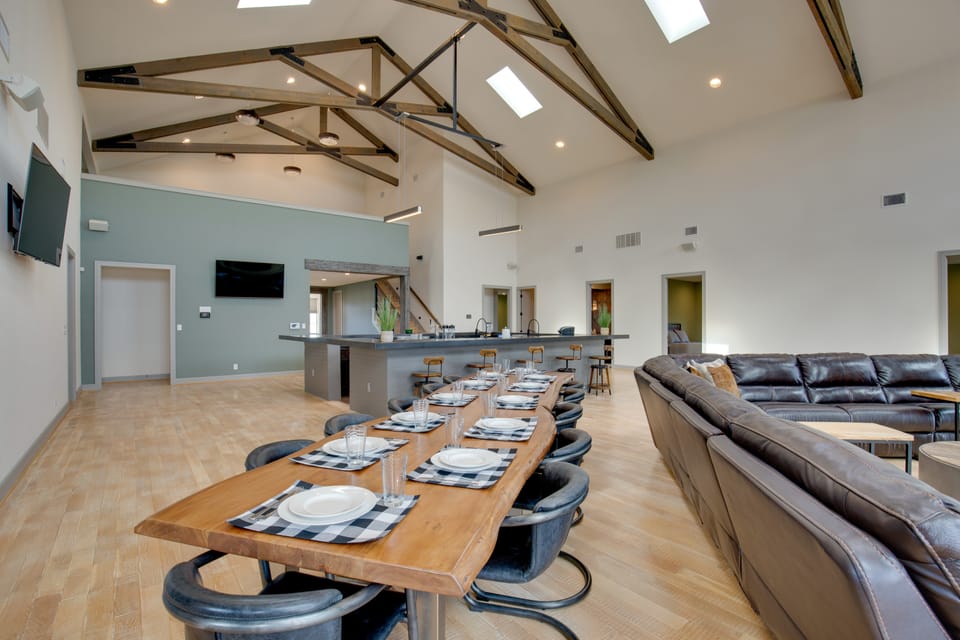 Game Room, Fireplaces, On-Site Lake! Kaufman Home House in Texas