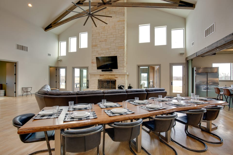 Game Room, Fireplaces, On-Site Lake! Kaufman Home House in Texas