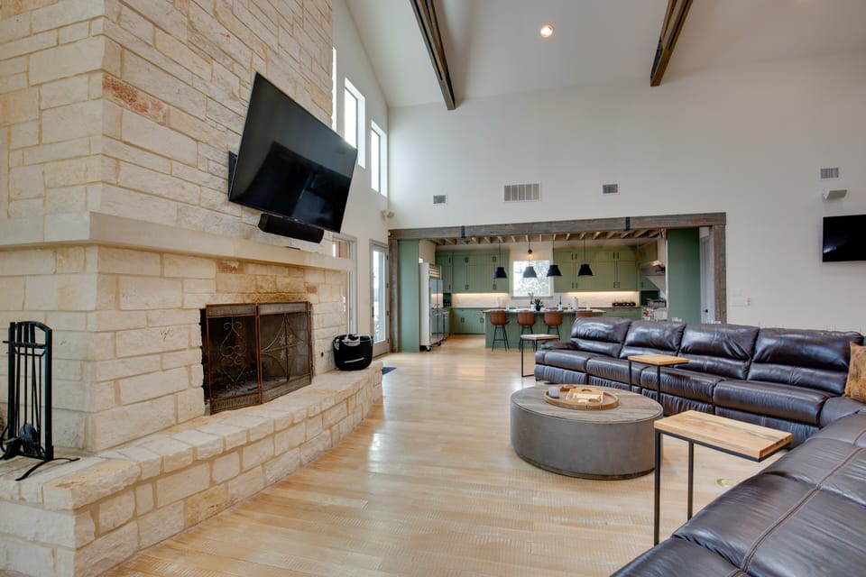 Game Room, Fireplaces, On-Site Lake! Kaufman Home House in Texas