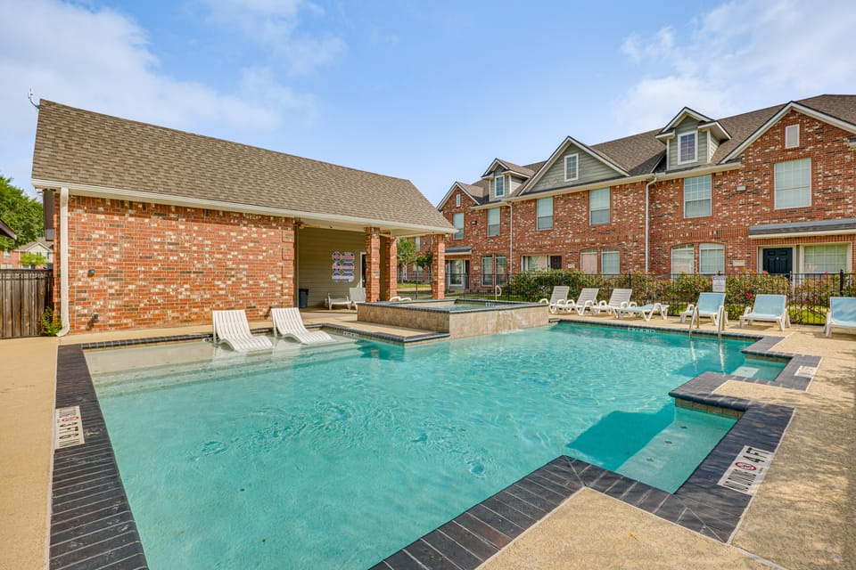Central College Station Townhome w/ Community Pool Apartment in College Station