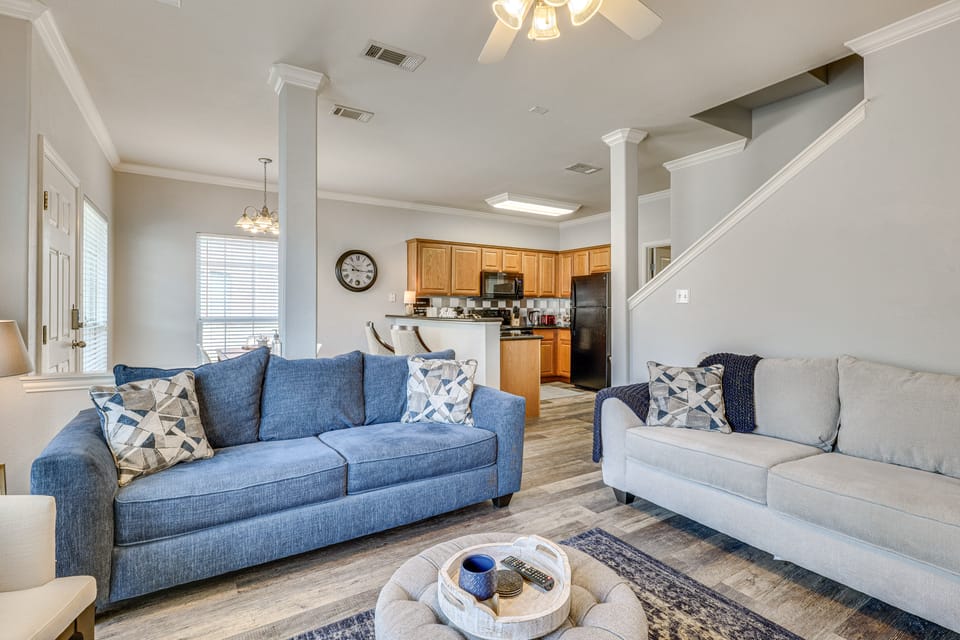 Central College Station Townhome w/ Community Pool Apartment in College Station