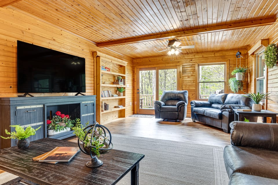 Family-Friendly Milton Home on 14 Acres w/ Hot Tub House in Indiana