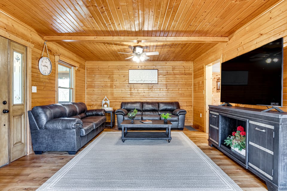 Family-Friendly Milton Home on 14 Acres w/ Hot Tub House in Indiana