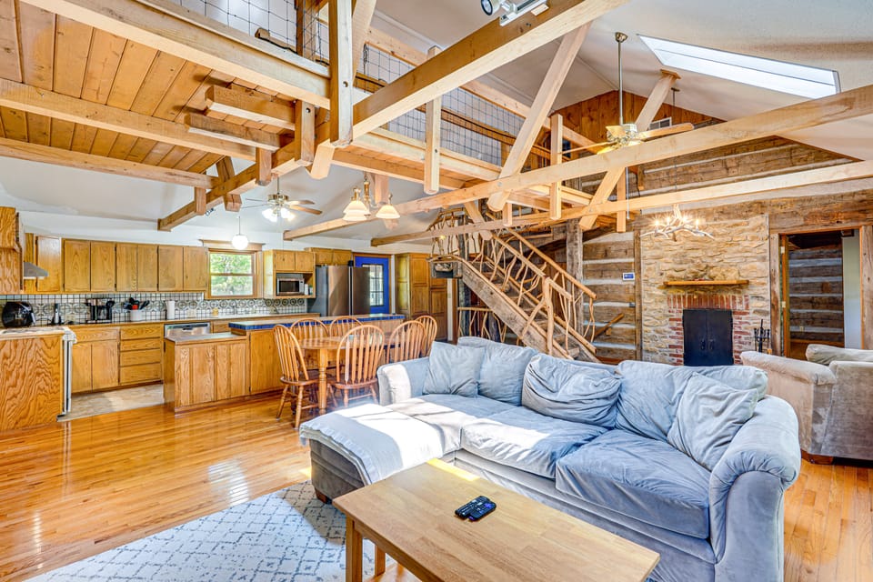 Historic Clark Cabin w/ Deck & Fishing Pond Access House in Missouri