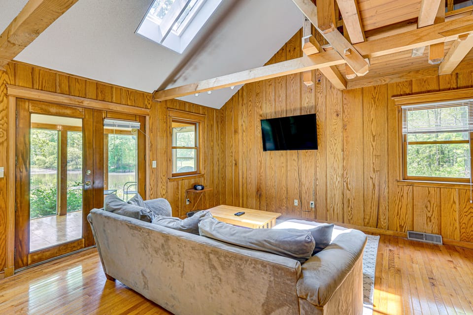 Historic Clark Cabin w/ Deck & Fishing Pond Access House in Missouri