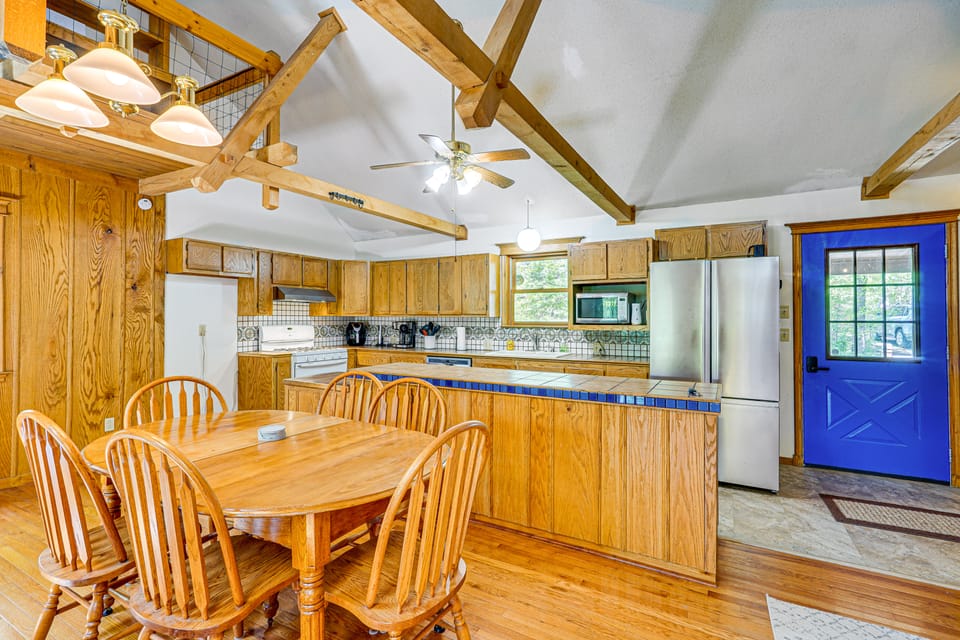 Historic Clark Cabin w/ Deck & Fishing Pond Access House in Missouri