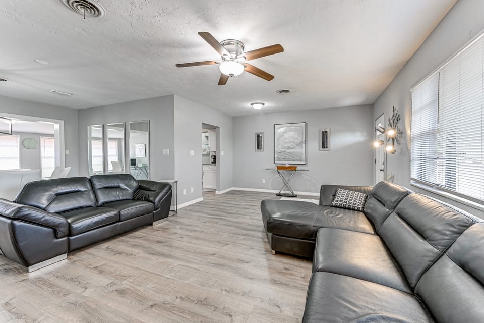 3 Mi to Venice Beach: Pet-Friendly Home w/ Yard House in Venice Gardens