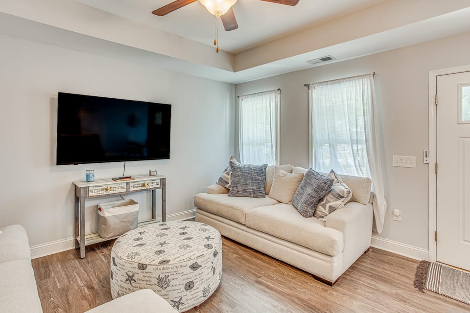 Charming Oak Island Beach House w/ Fire Pit & Yard House in Oak Island