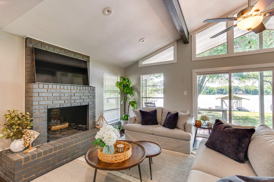 Yard, Deck & Fire Pit: Cedar Creek Reservoir Gem House in Gun Barrel City