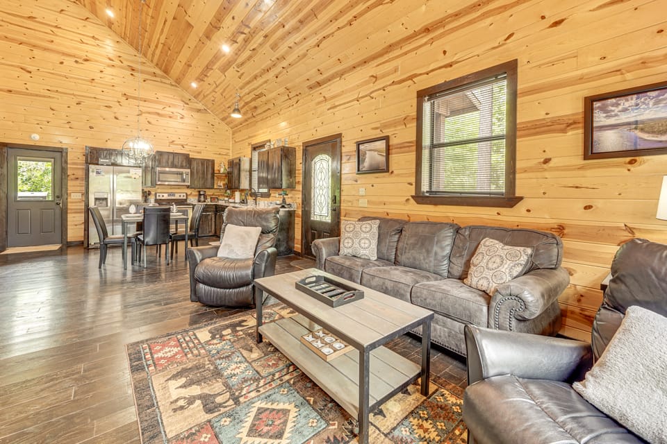 Cabin w/ Hot Tub & Deck: 5 Mi to Broken Bow Lake House in Oklahoma