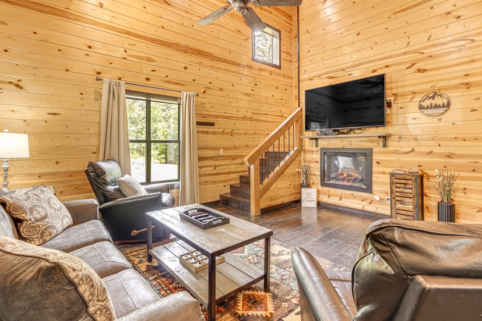 Cabin w/ Hot Tub & Deck: 5 Mi to Broken Bow Lake House in Oklahoma