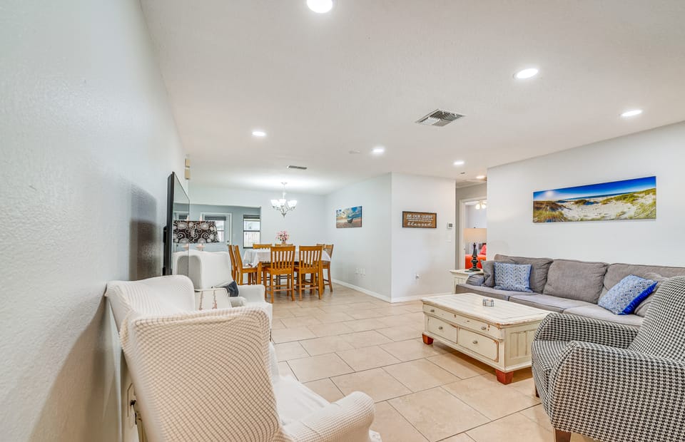 5 Mi to Weeki Wachee! Home w/ Lanai & Air Hockey House in Spring Hill