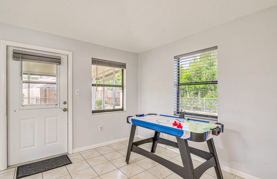 5 Mi to Weeki Wachee! Home w/ Lanai & Air Hockey House in Spring Hill