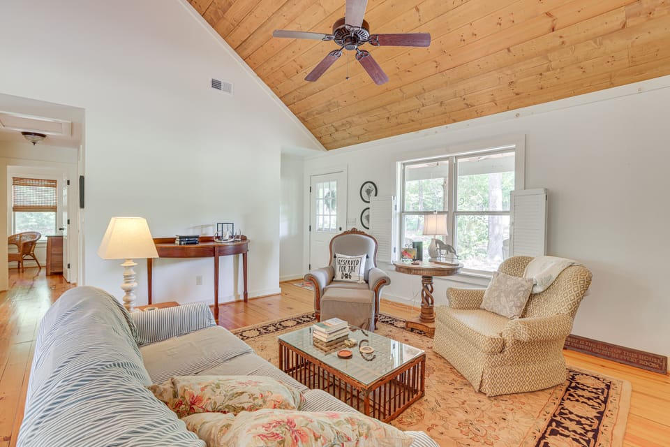 Charming Lawley Cottage: Deck, Fire Pit & Yard! Cottage in Alabama