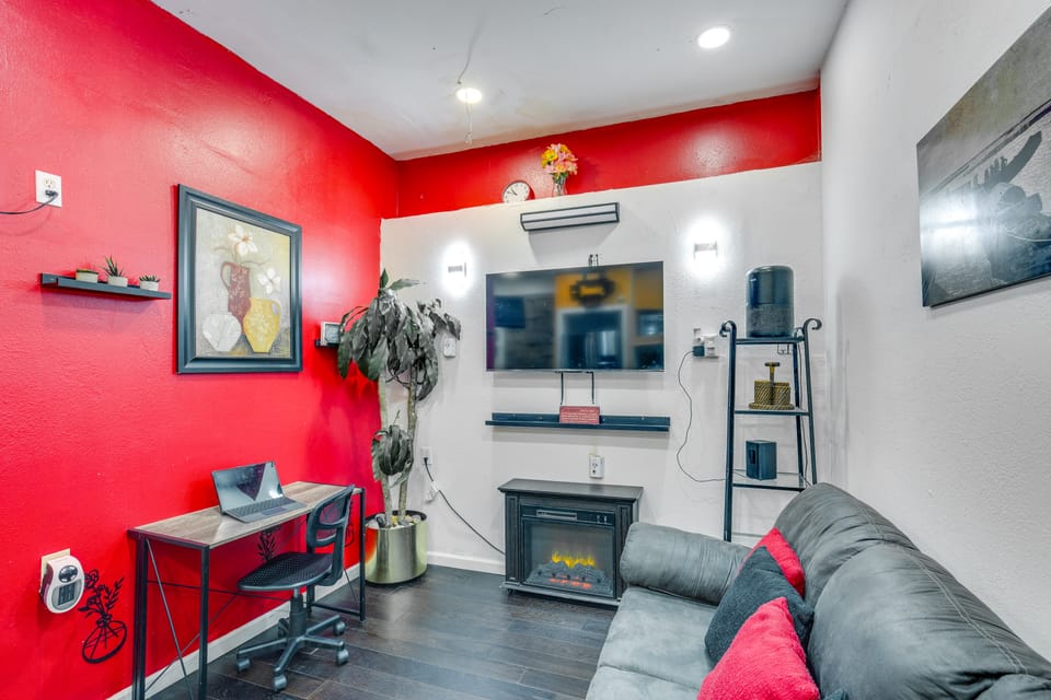 7 Mi to Downtown Dallas: WFH-Friendly Studio Apartment in Dallas