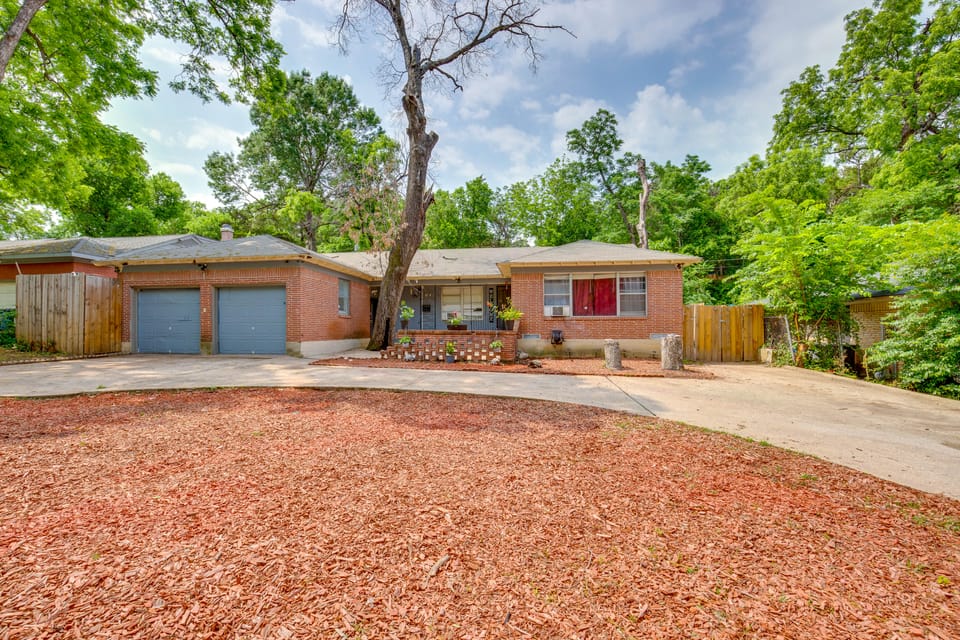 7 Mi to Downtown Dallas: WFH-Friendly Studio Apartment in Dallas