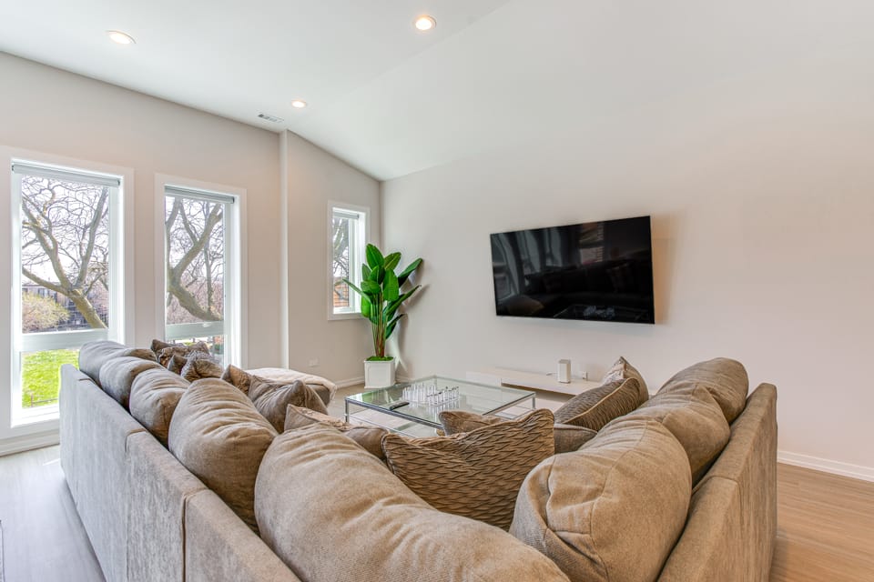 7 Mi to Downtown: Luxe Chicago Condo Apartment in Chicago
