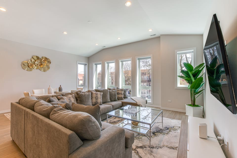 7 Mi to Downtown: Luxe Chicago Condo Apartment in Chicago