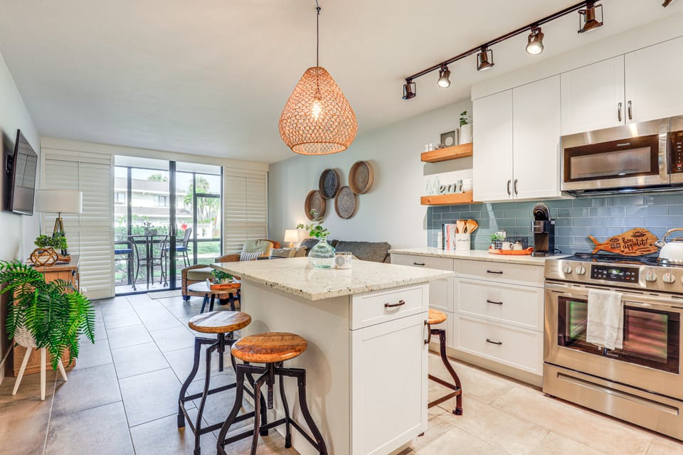 Fort Pierce Condo w/ Screened Porch: Walk to Beach Apartment in Fort Pierce