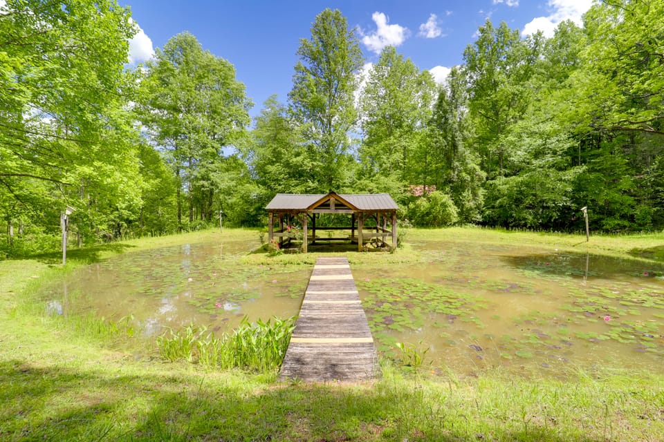 Hot Tub & Trail Access: 92-Acre Retreat in Marion! House in Tennessee