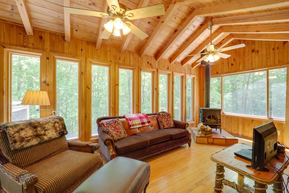 Near Hiking! Couple's Retreat w/ Hot Tub in Marion House in Tennessee