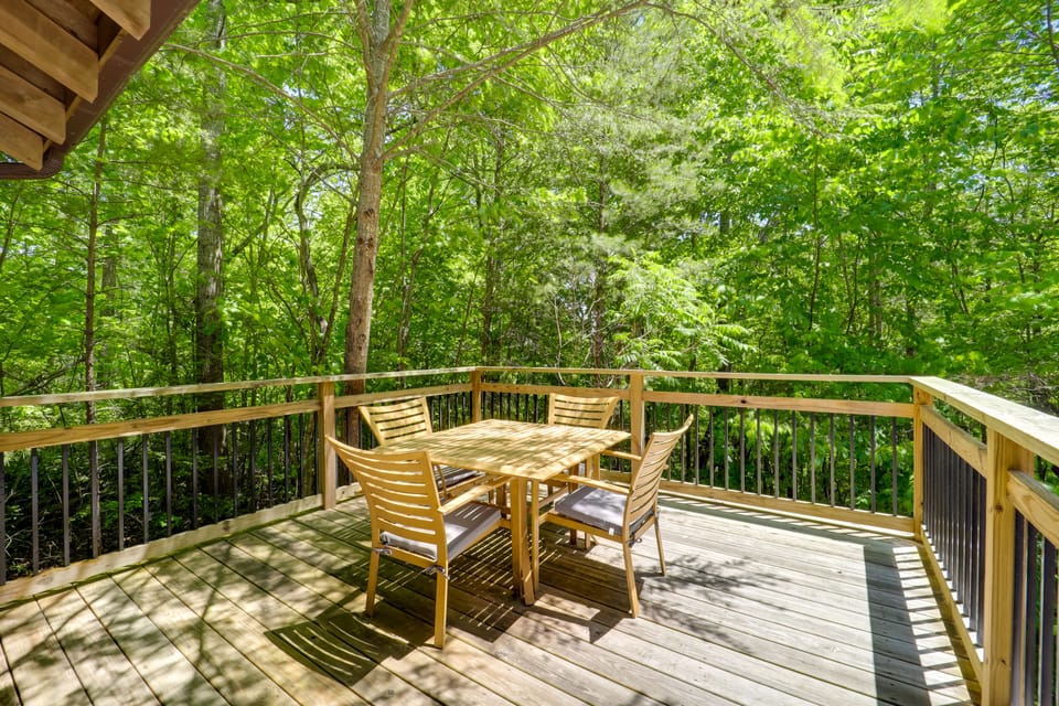 Near Hiking! Couple's Retreat w/ Hot Tub in Marion House in Tennessee
