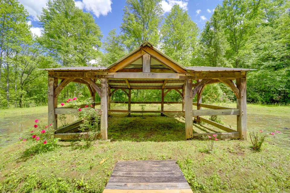 Near Hiking! Couple's Retreat w/ Hot Tub in Marion House in Tennessee