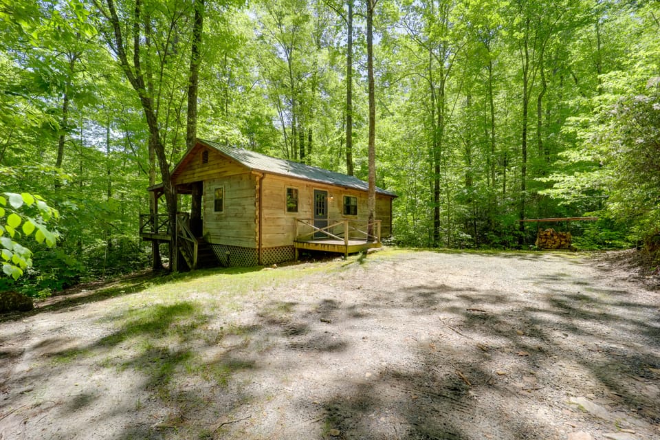All-Season Sunroom + Hot Tub: Marion Cabin Retreat House in Tennessee