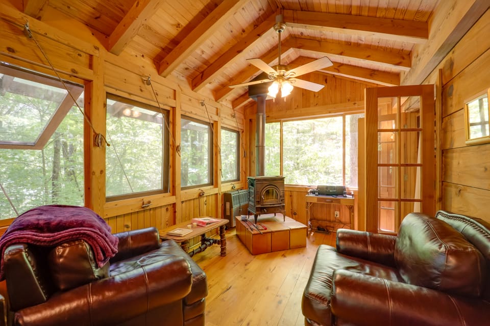 All-Season Sunroom + Hot Tub: Marion Cabin Retreat House in Tennessee