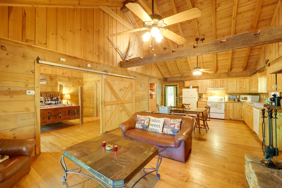 Winter Hiking + Hot Tub Soaks! Marion Mtn Cabin House in Tennessee