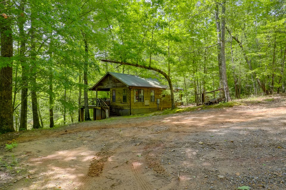 Marion Cabin on 92 Acres w/ Hot Tub & Trails Apartment in Tennessee