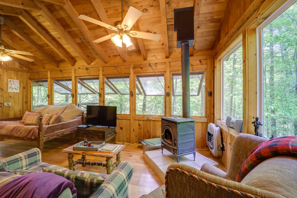 Marion Cabin on 92 Acres w/ Hot Tub & Trails Apartment in Tennessee