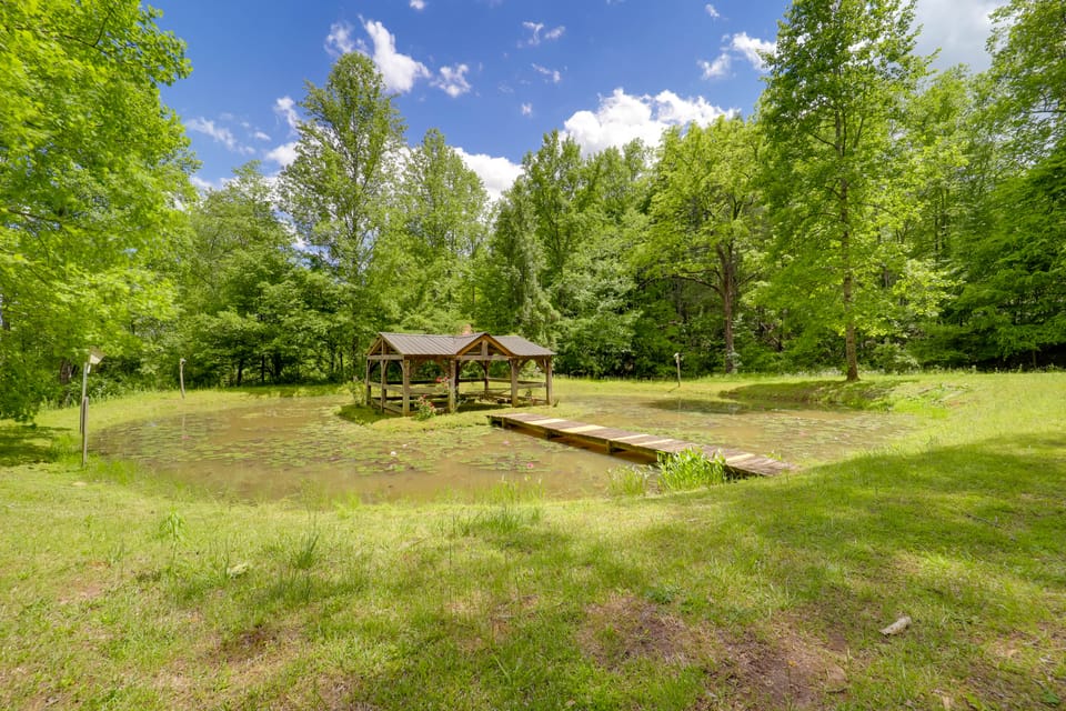 Marion Cabin on 92 Acres w/ Hot Tub & Trails Apartment in Tennessee