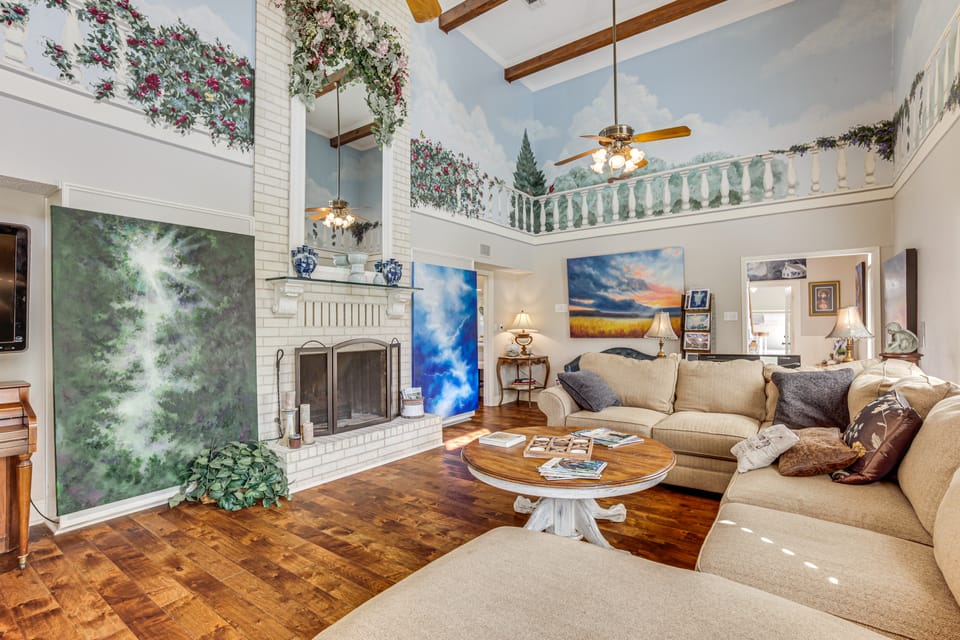 Spacious Madisonville Estate w/ Grill & Pond Views House in Texas