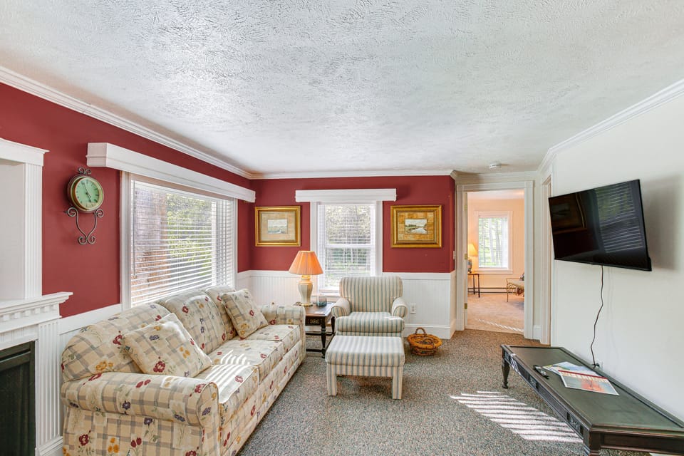 Relax Fireside! Frankfort Apt Near Dtwn & Beaches Apartment in Michigan