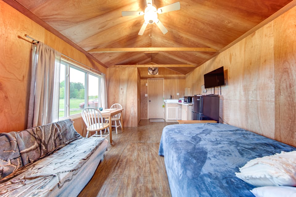 Dog-Friendly Cabin Near Pymatuning Lake! Apartment in Lake Erie