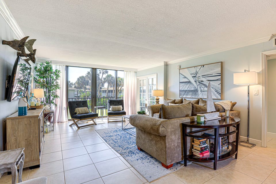 Luxe Fort Pierce Beach Condo w/ Golf Views! Apartment in Fort Pierce