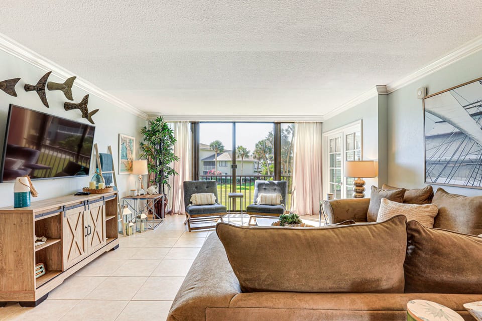 Luxe Fort Pierce Beach Condo w/ Golf Views! Apartment in Fort Pierce
