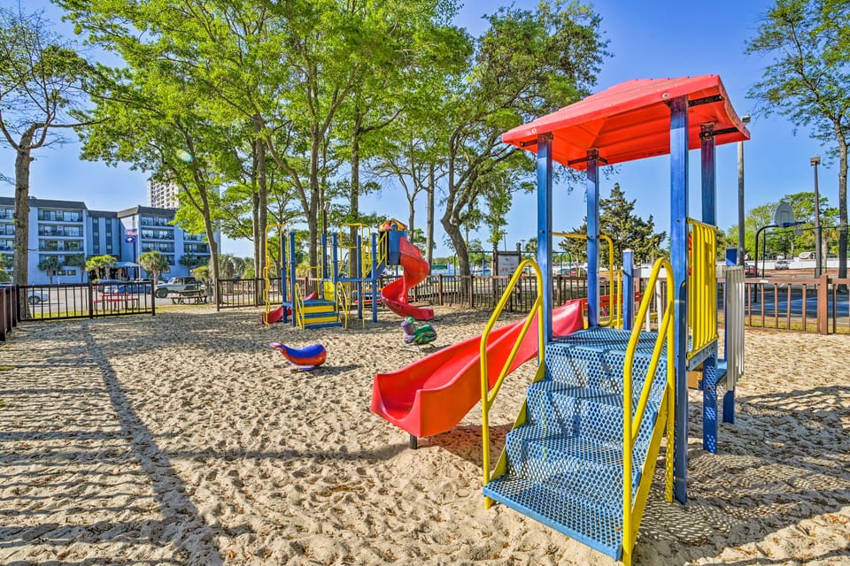 Oceanside Days & Sunset Dining: Myrtle Beach Condo Apartment in South Carolina