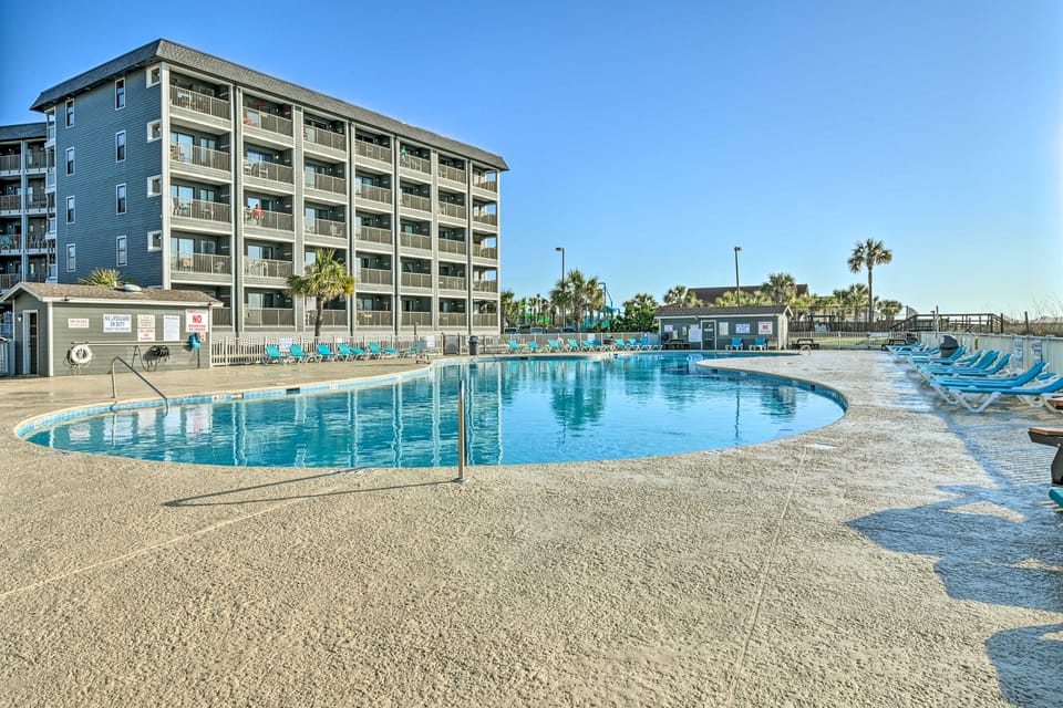 Oceanside Days & Sunset Dining: Myrtle Beach Condo Apartment in South Carolina