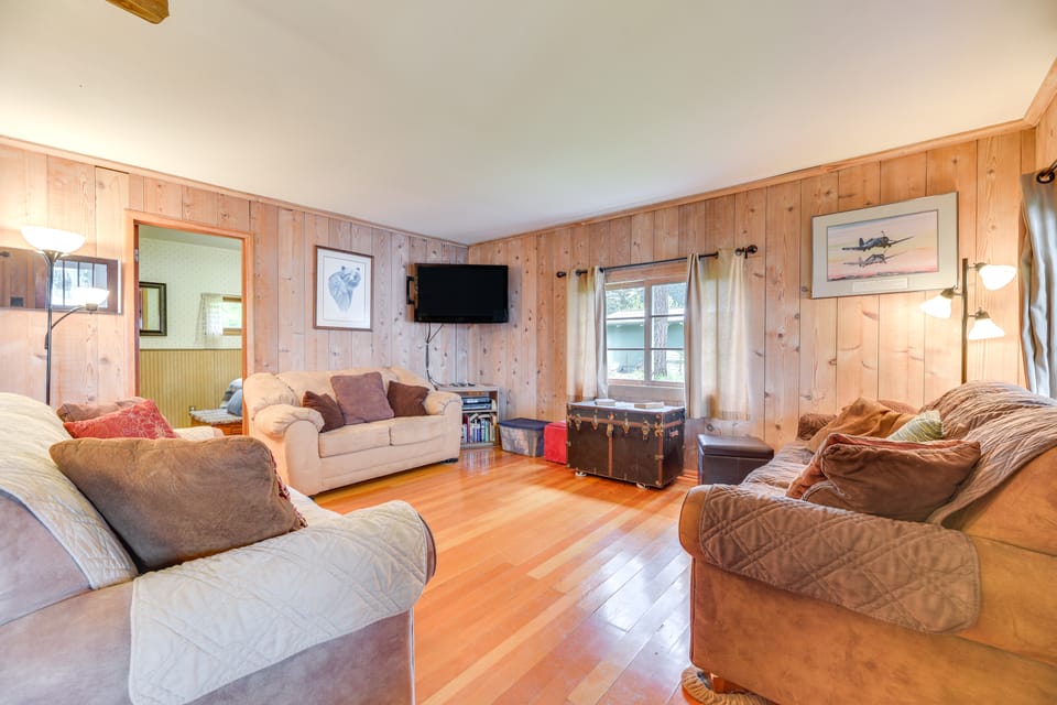 Waterfront Grapeview Escape w/ Boat Dock & Views! House in Puget Sound