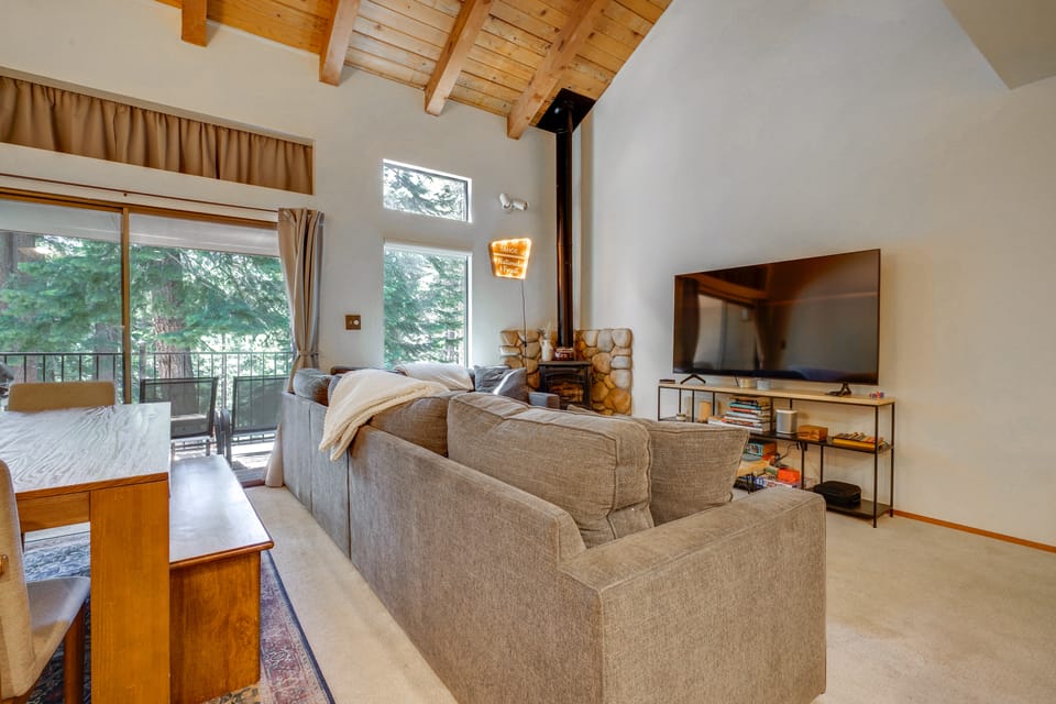 Steps to Lake: Scenic Carnelian Bay Retreat Apartment in Lake Tahoe